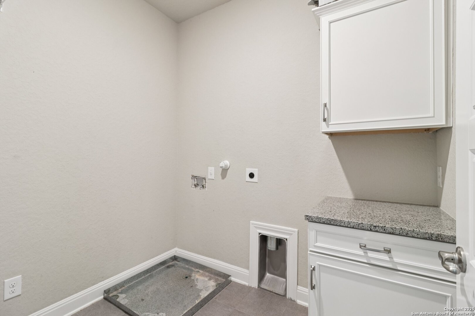 2622 Raven Ridge Point San Antonio, TX 78259 - Photo 43 of 53 a bathroom with a granite countertop and white stove