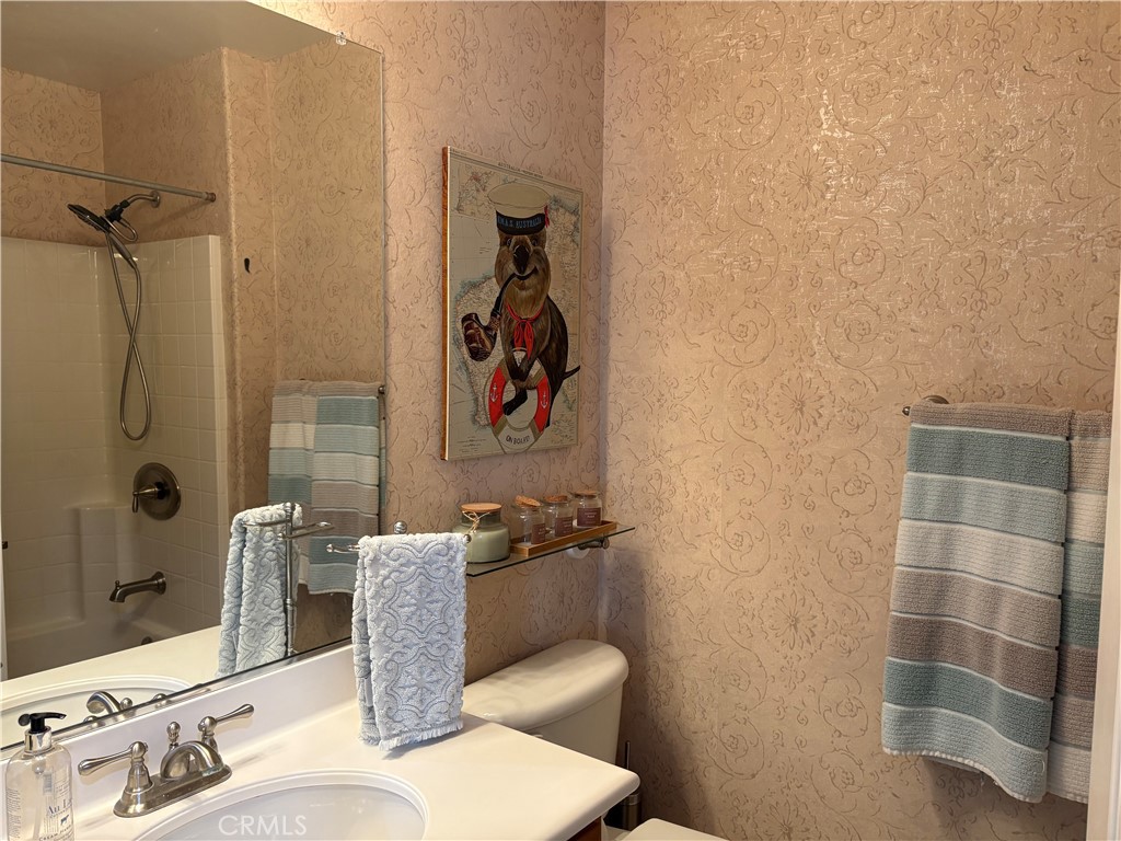 80 Three Vines Court Ladera Ranch, CA 92694 - Photo 17 of 29 Upstairs Guest Bathroom