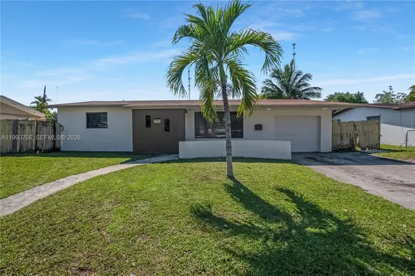a front view of house with yard and entertaining space