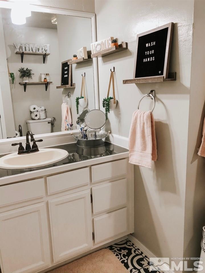 357 Lewis Lane Fallon, NV 89406 - Photo 21 of 22 a bathroom with a sink and a mirror