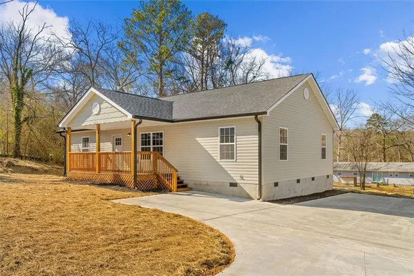 a view of a house with a backyard