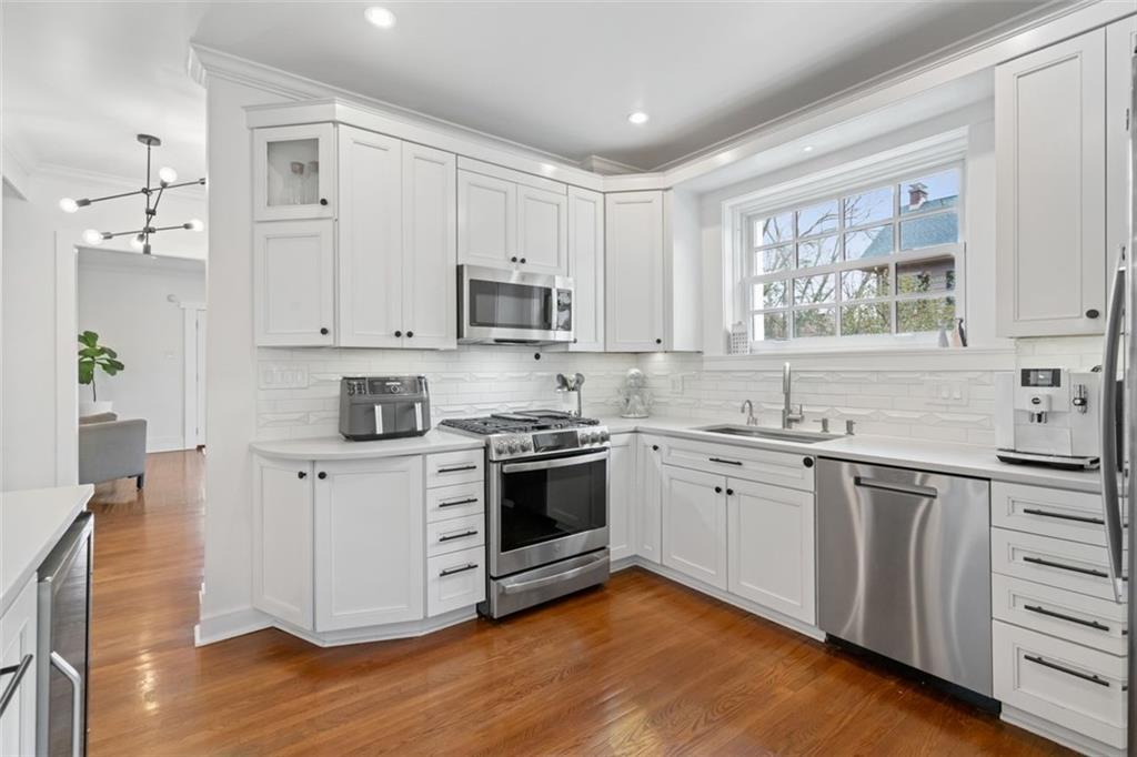 6649 Kinsman Road Pittsburgh, PA 15217 - Photo 13 of 37 This kitchen is light and bright all day long!