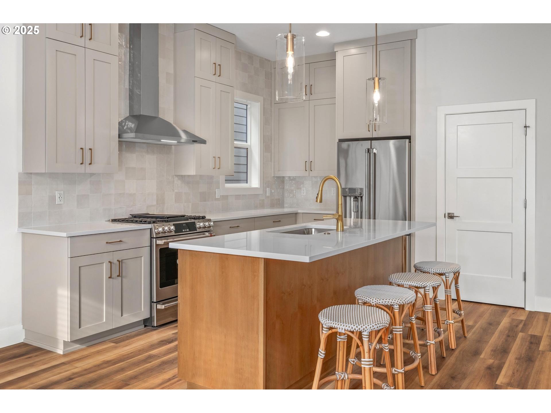 7733 Southwest 42nd Avenue Portland, OR 97219 - Photo 6 of 44