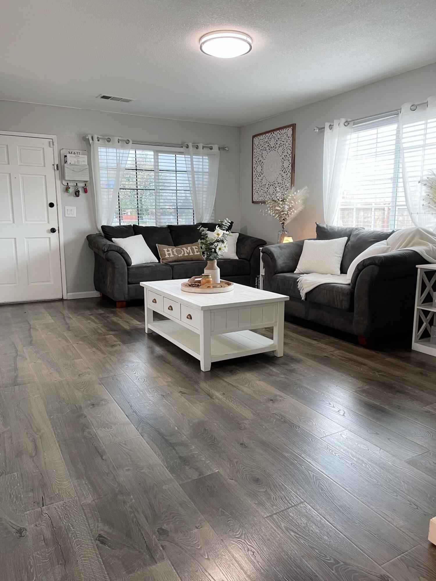 600 South R Street Tulare, CA 93274 - Photo 5 of 23 livingroom