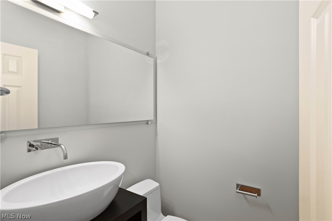 12480 Cedar Road, Unit 14 Cleveland, OH 44106 - Photo 13 of 35 Half bath on main living level