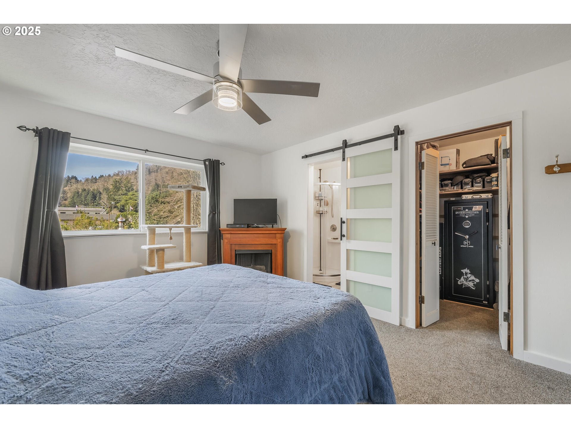 109 4th Street Garibaldi, OR 97118 - Photo 15 of 48 a large bedroom with a bed and a television