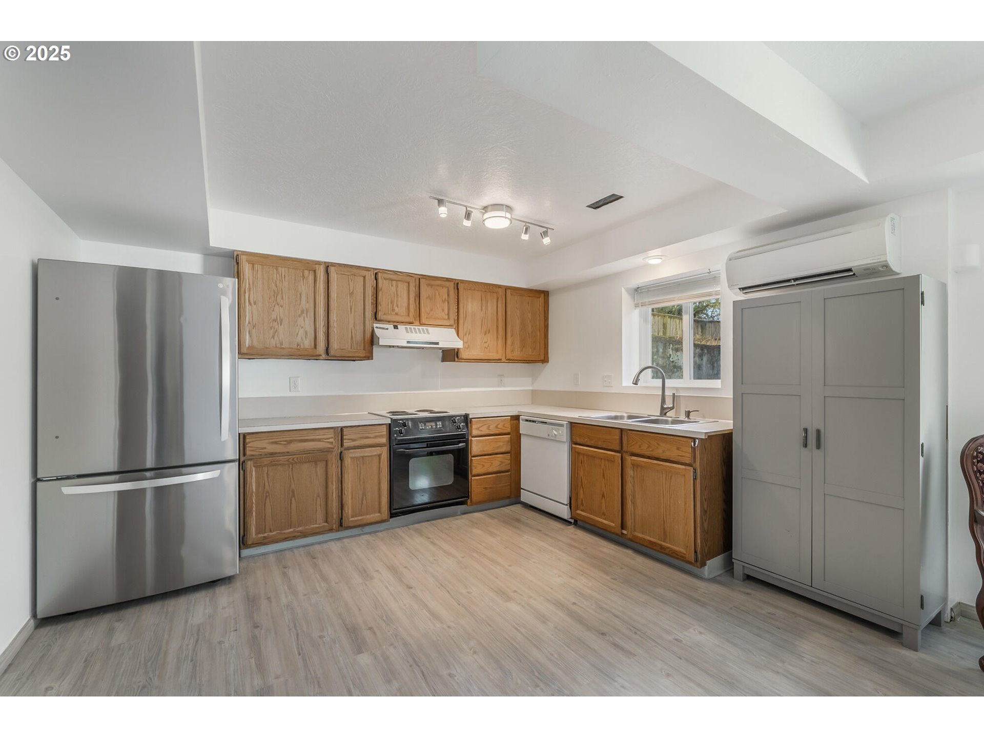 109 4th Street Garibaldi, OR 97118 - Photo 33 of 48 a kitchen with stainless steel appliances granite countertop a refrigerator stove and sink