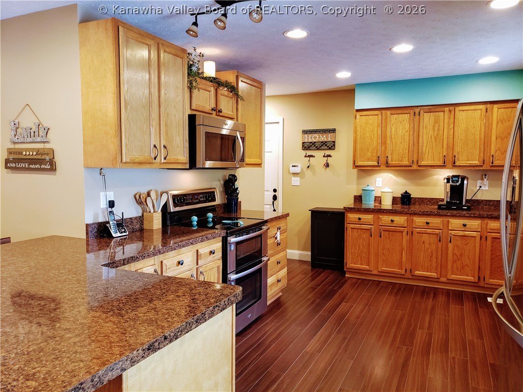 UPdated Kitchen with ALL SS Appliances
