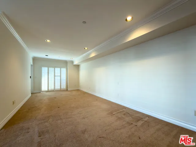 an empty room with window and pillar in it