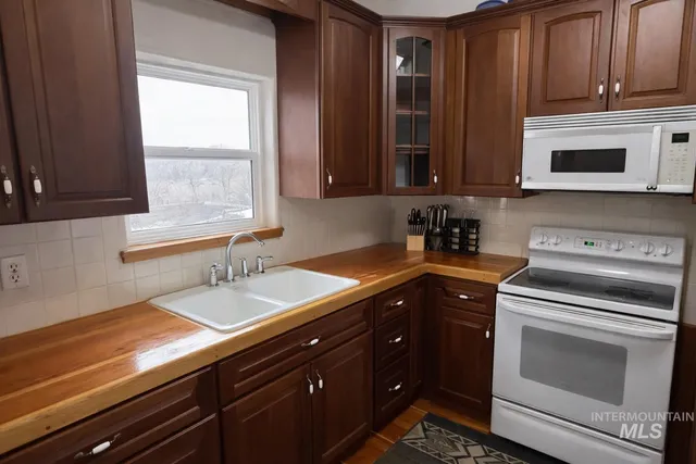 $1,500,000 | 2050 East Medicine Wheel Lane, King Hill, ID 83633