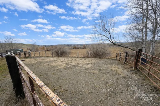 $1,500,000 | 2050 East Medicine Wheel Lane, King Hill, ID 83633