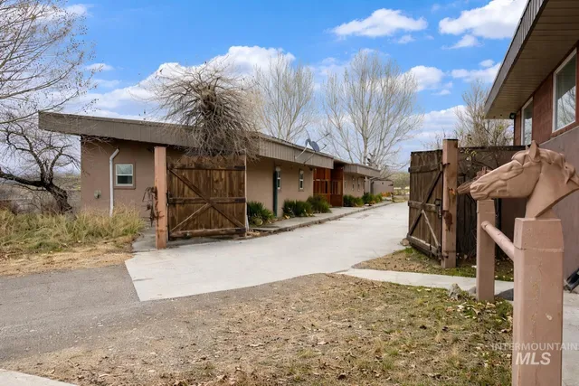 $1,500,000 | 2050 East Medicine Wheel Lane, King Hill, ID 83633