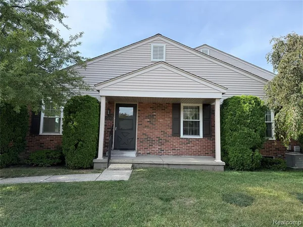 $1,750 | 15895 Cambridge Drive, Clinton Township, MI 48038