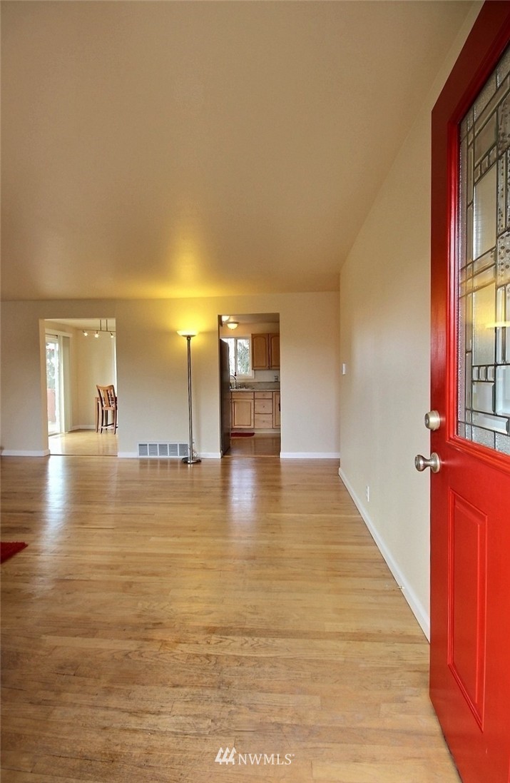 563 Orcas Avenue Northeast Renton, WA 98059 - Photo 3 of 25 Gallery Image 3