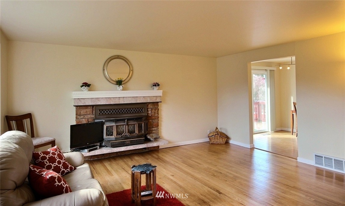 563 Orcas Avenue Northeast Renton, WA 98059 - Photo 4 of 25 Gallery Image 4