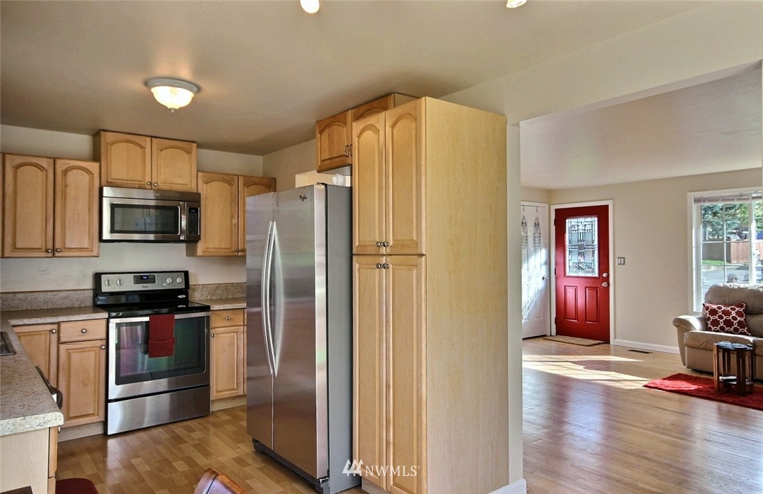 563 Orcas Avenue Northeast Renton, WA 98059 - Photo 6 of 25 Gallery Image 6