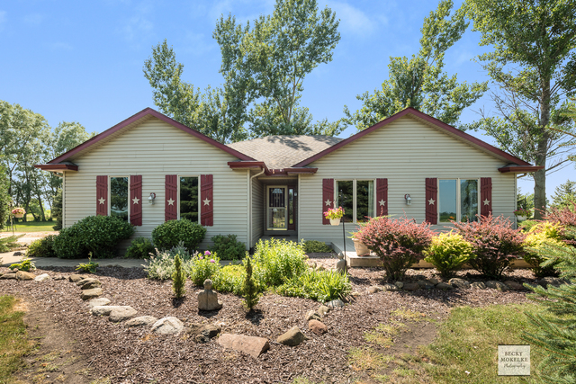 5545 Nettle Creek Road Morris, IL 60450 - Photo 3 of 45 a front view of house with yard and green space