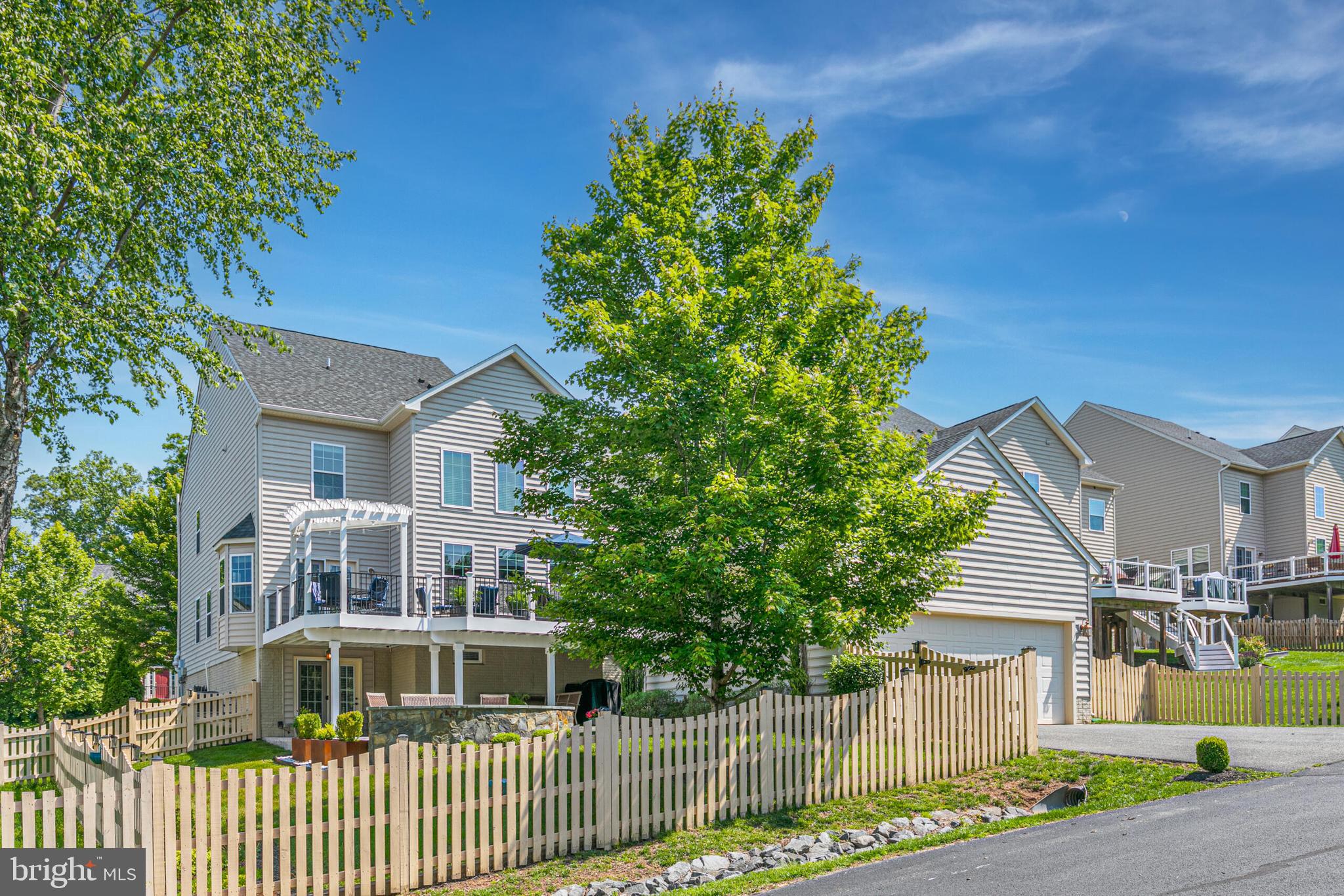 40652 Banshee Drive Leesburg, VA 20175 - Photo 50 of 51 a front view of a house with a garden