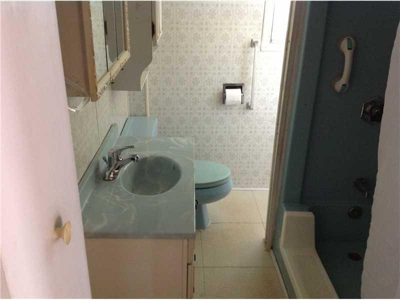 741 South State Line Road Sharon, PA 16146 - Photo 8 of 12 Full Bath.