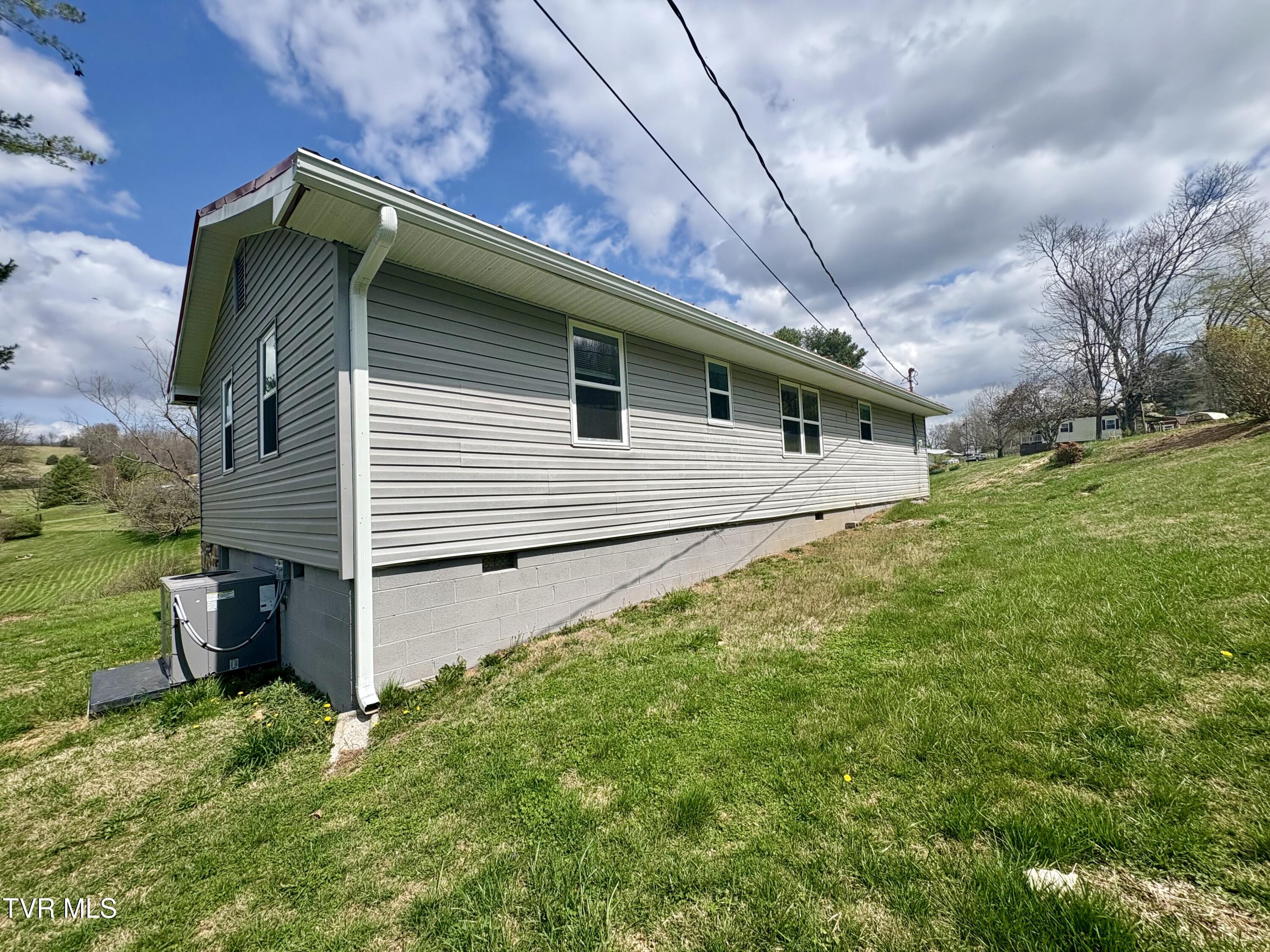 1849 State Rd T-650 Jonesville, VA 24263 - Photo 5 of 21 Back