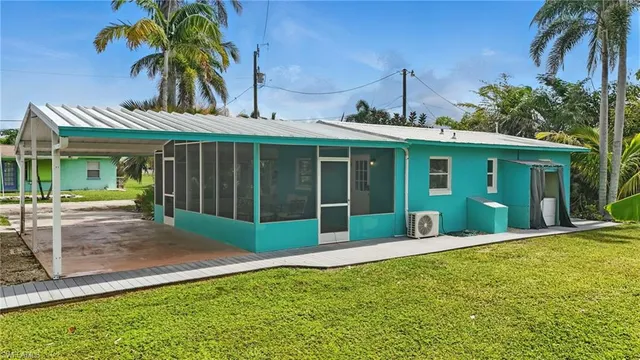 a view of a backyard