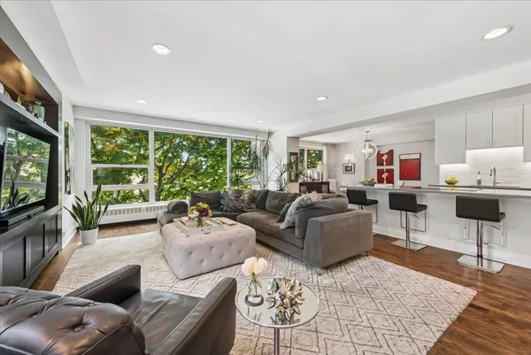 $625,000 | 3180 North Lake Shore Drive, Unit 2H, Chicago, IL 60657