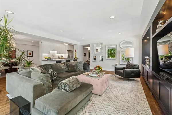 $625,000 | 3180 North Lake Shore Drive, Unit 2H, Chicago, IL 60657