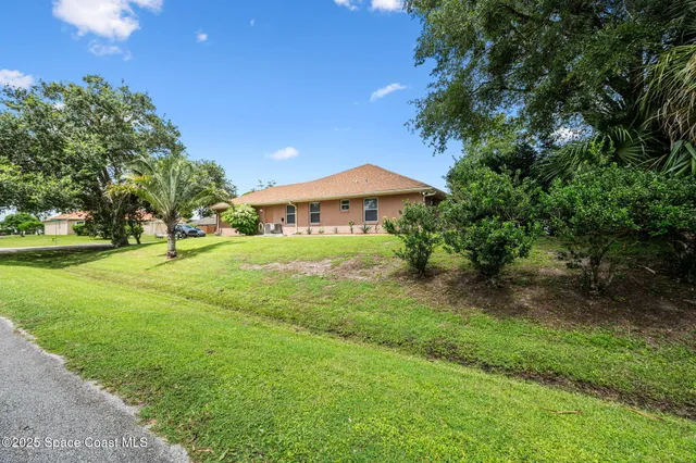 a view of outdoor space yard and porch