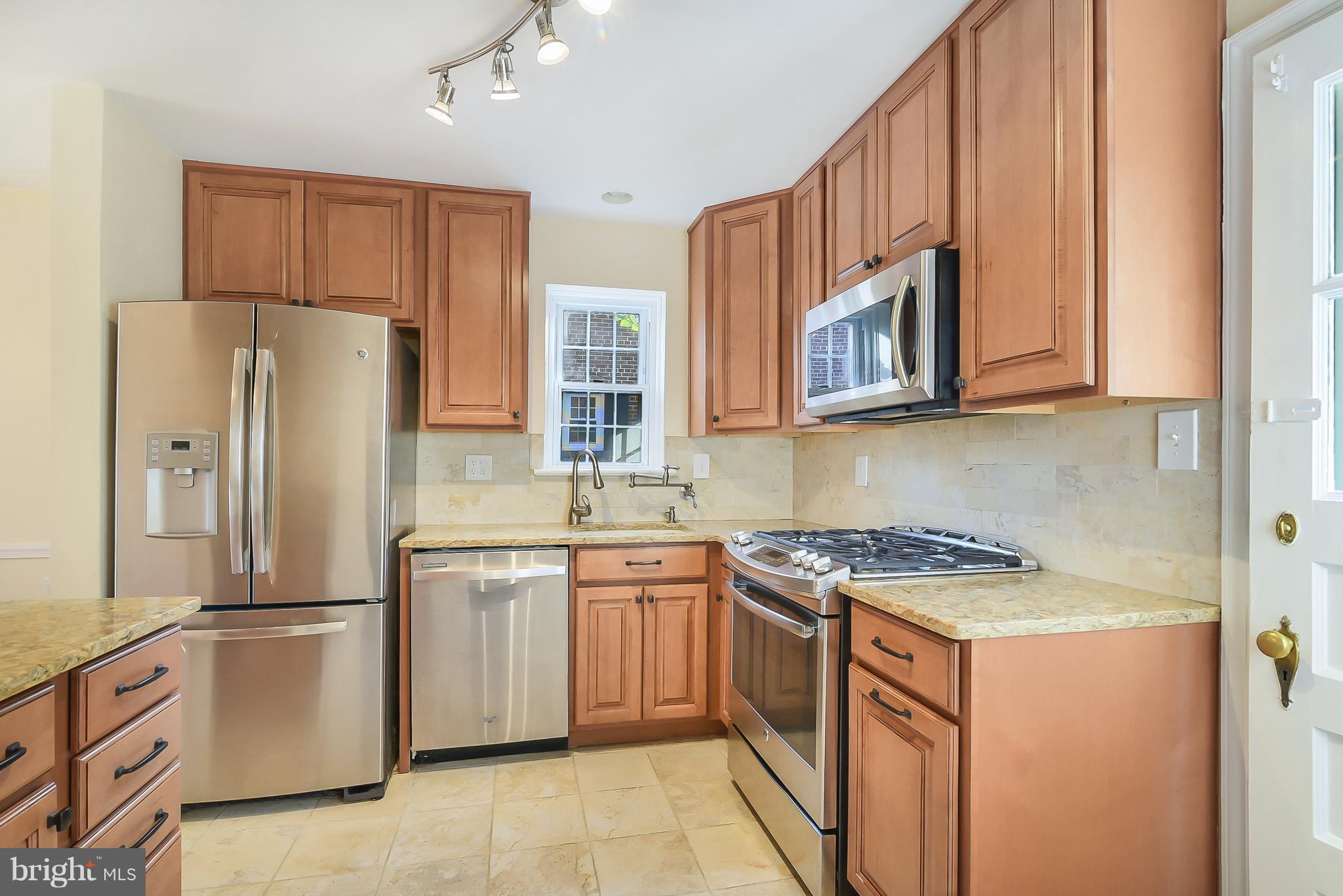 4616 19th Road North Arlington, VA 22207 - Photo 3 of 30 Renovated Top to Bottom - Gas Cooking