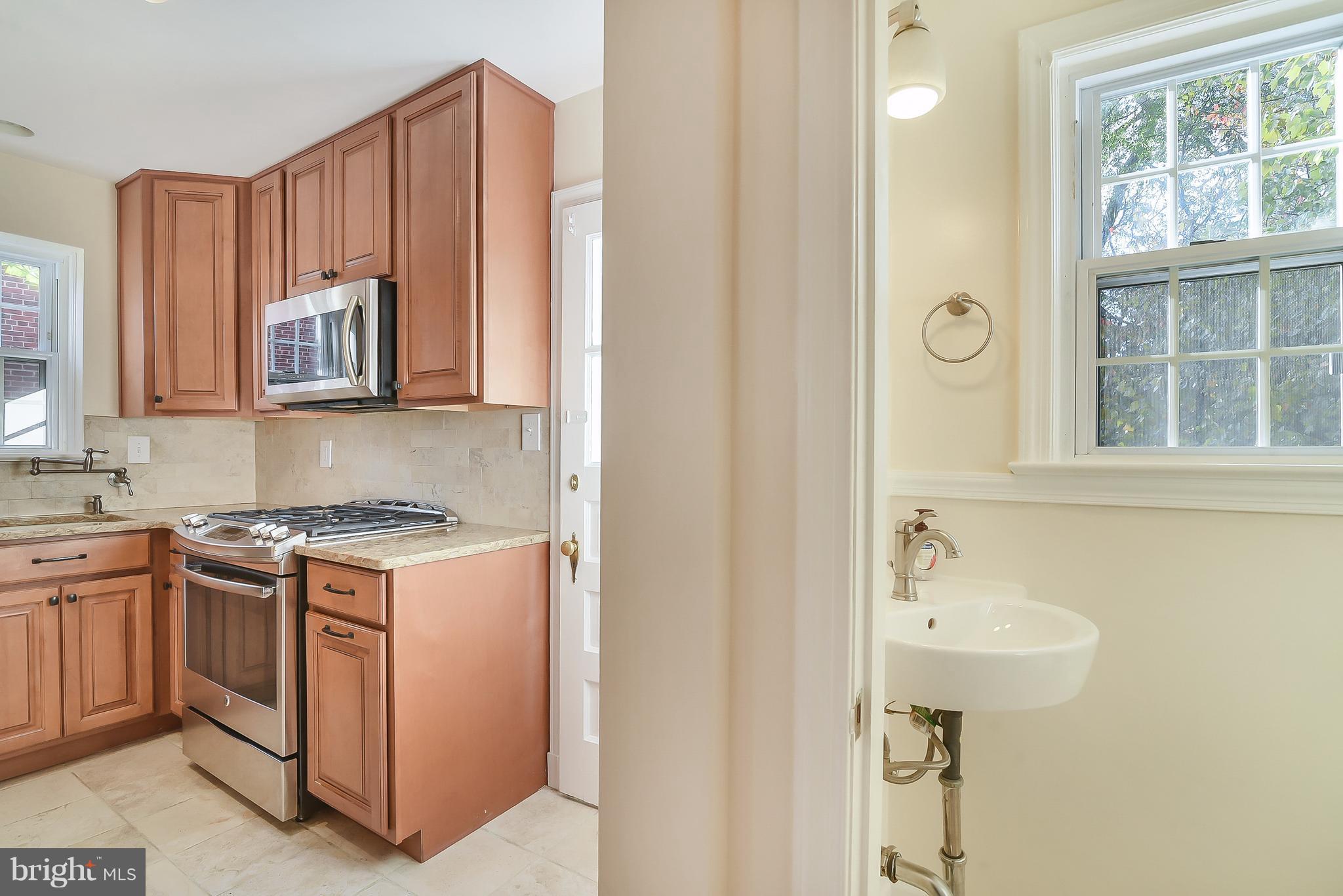 4616 19th Road North Arlington, VA 22207 - Photo 7 of 30 Darling Main Floor Half Bath