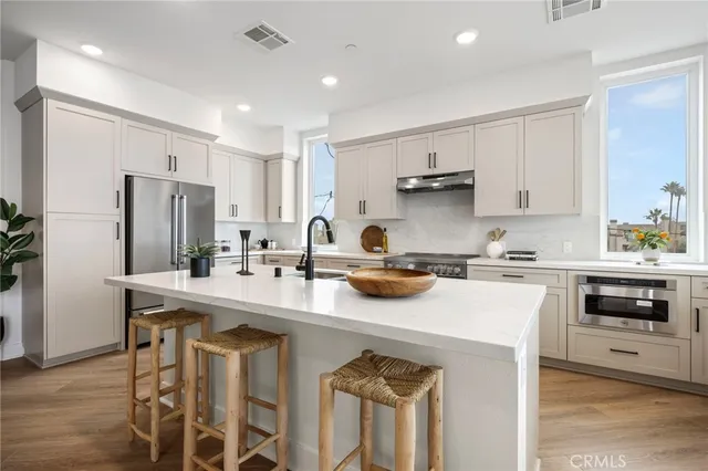 $1,850,000 | 414 Main Street, Unit 300, Huntington Beach, CA 92648