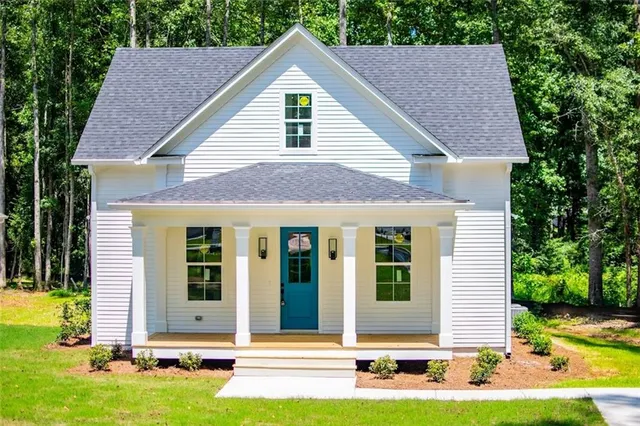 a view of a house with yard and plants