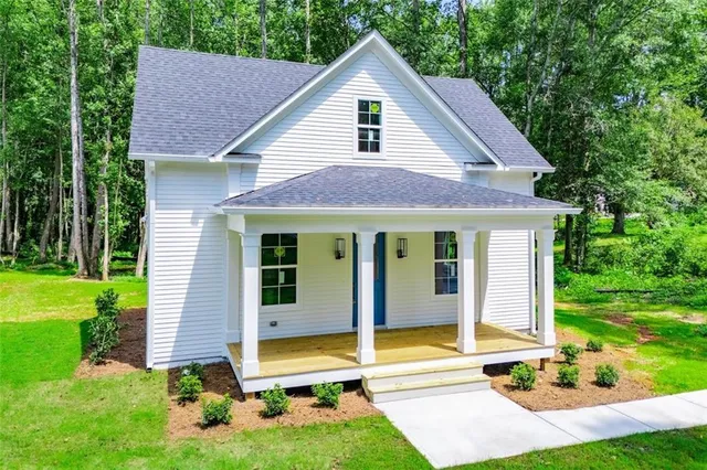 a view of a house with yard and plants