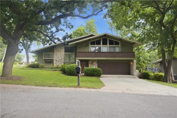 $425,000 | 11703 West 102nd Place, Overland Park, KS 66214