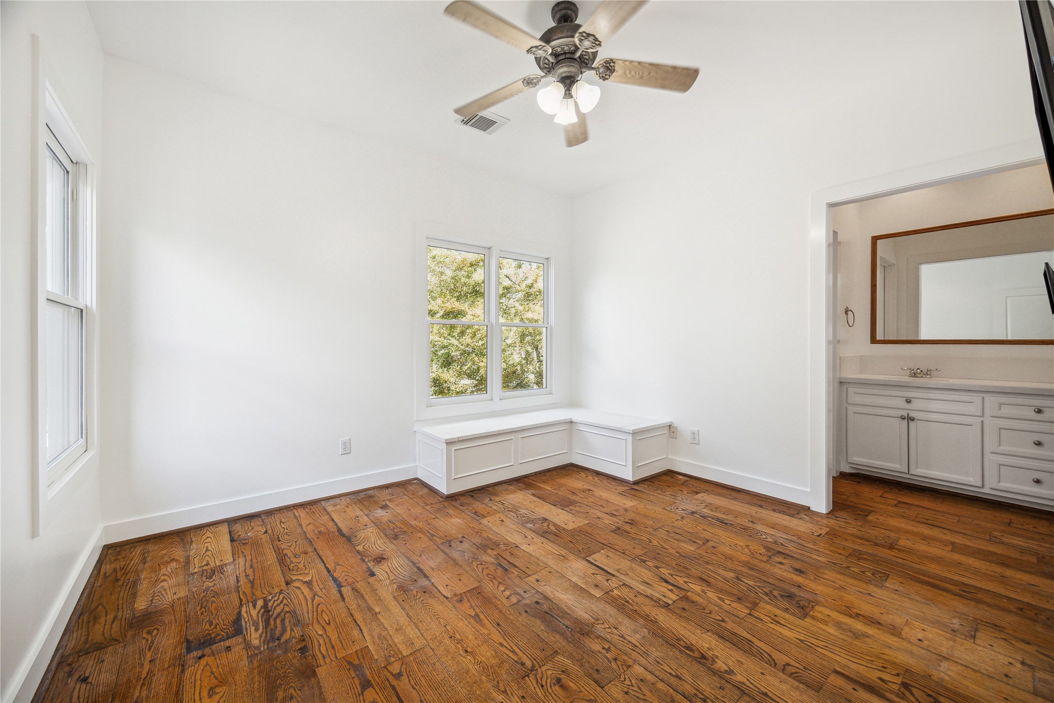 1238 West 22nd Street Houston, TX 77008 - Photo 25 of 43 3rd bedroom (13x12) has green views of the private courtyard with built-in reading nook and TV is included. It features a private, ensuite bathroom and walk-in closet.