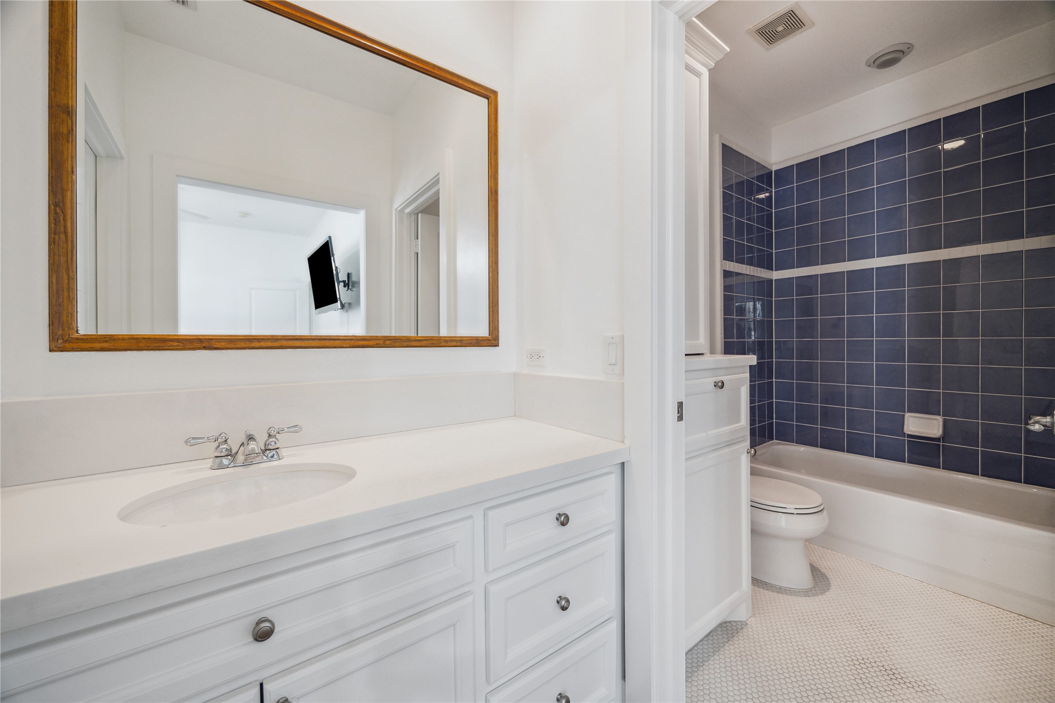 1238 West 22nd Street Houston, TX 77008 - Photo 26 of 43 Ensuite bathroom (12x6) for the 3rd bedroom with shower/tub combination. Kohler sink and toilet. The countertops and tile were done in 2021 per the prior owner.