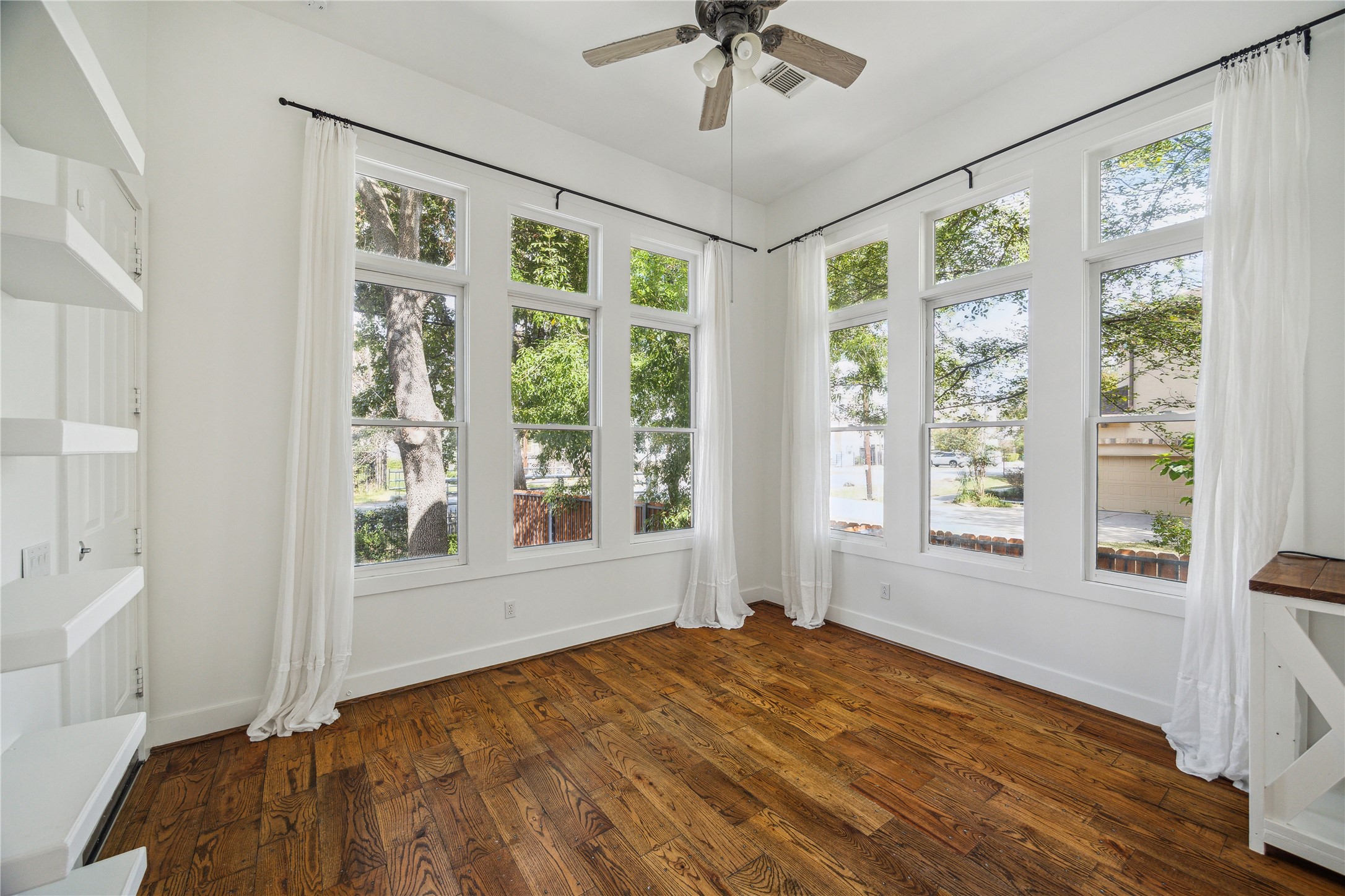 1238 West 22nd Street Houston, TX 77008 - Photo 30 of 43 The Casita/4th bedroom (14x13) features built in shelves, a full bathroom, and a walk-in closet