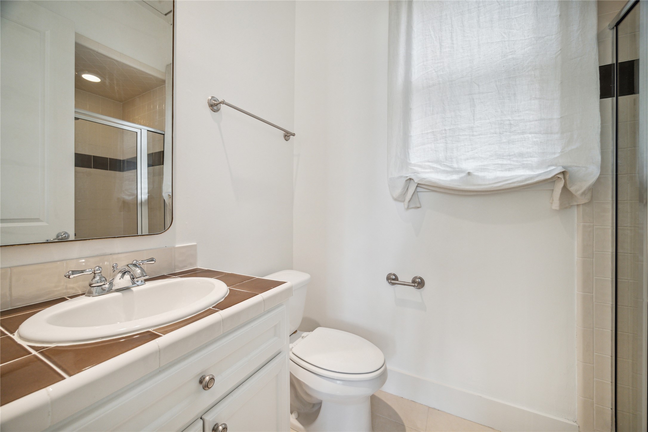 1238 West 22nd Street Houston, TX 77008 - Photo 33 of 43 Casita bathroom (9x6) with large mirror