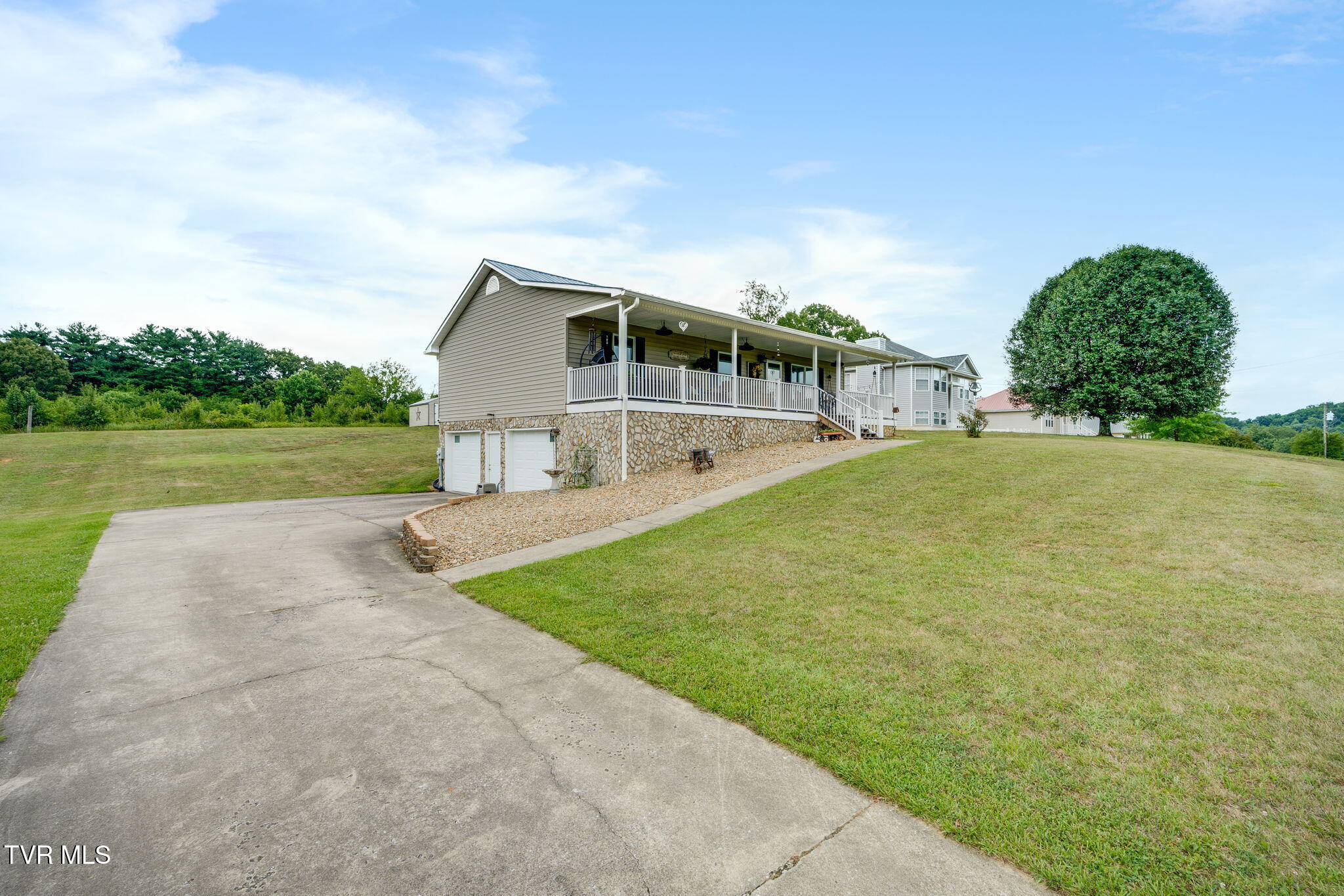 69 Pine Ridge Drive Afton, TN 37616 - Photo 2 of 38 002 (24)