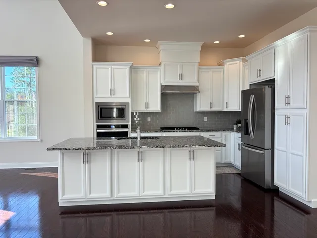 $1,050,000 | 6 Glen Ellen Boulevard, Unit 6, Millis, MA 02054