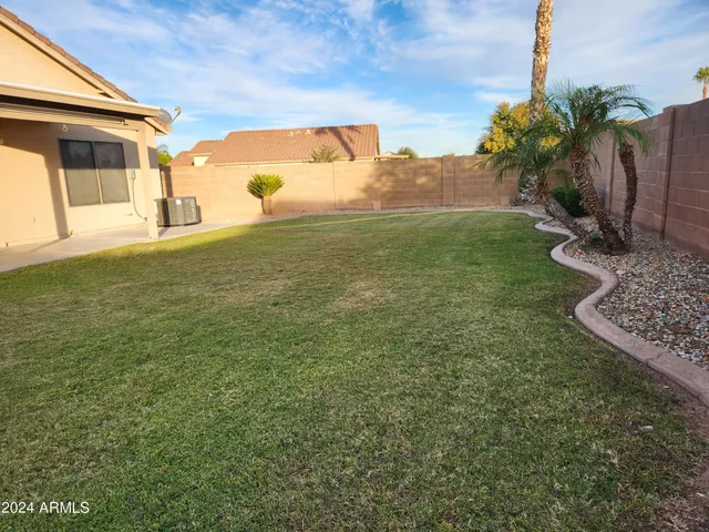 a view of a back yard