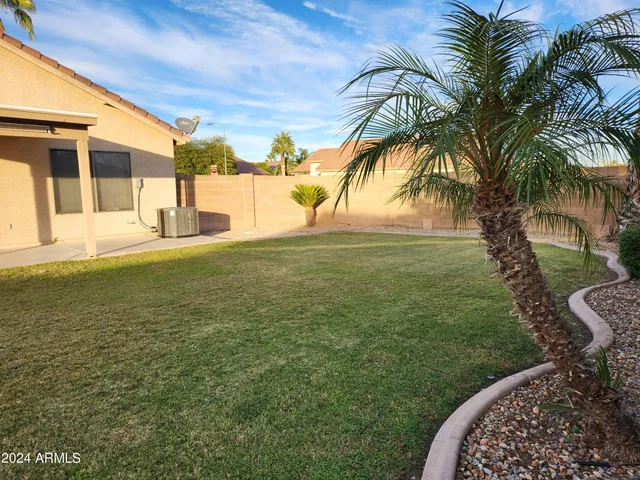 a view of a yard with a house