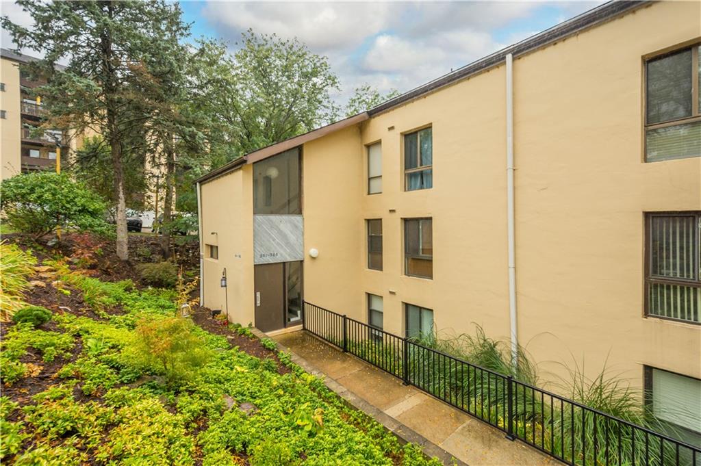 a view of a house with backyard and garden