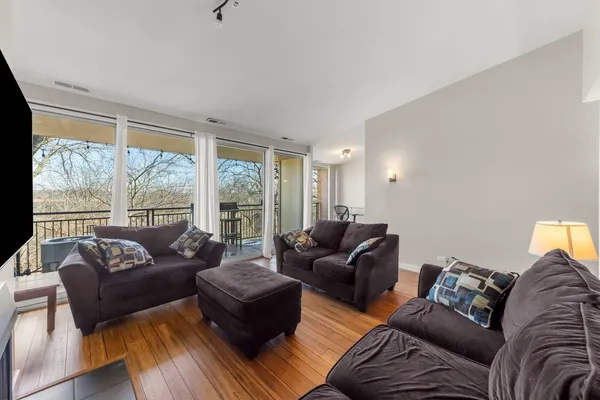 $250,000 | 6010 Forest View Road, Unit 3A, Lisle, IL 60532