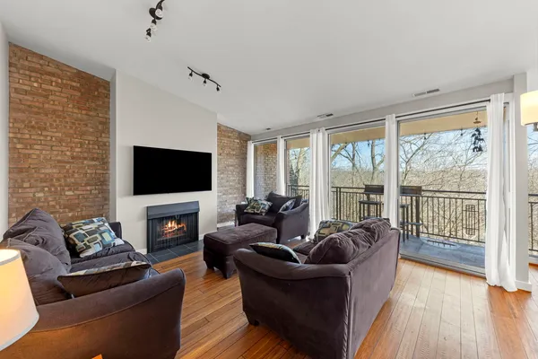 $250,000 | 6010 Forest View Road, Unit 3A, Lisle, IL 60532