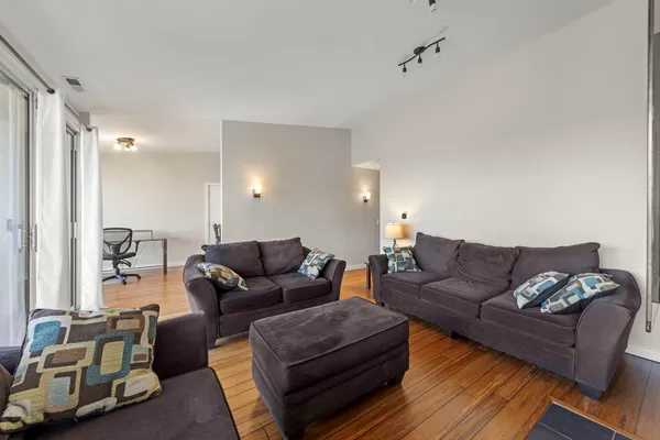 $250,000 | 6010 Forest View Road, Unit 3A, Lisle, IL 60532