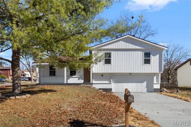 $325,000 | 512 Chele Drive, St. Charles, MO 63304