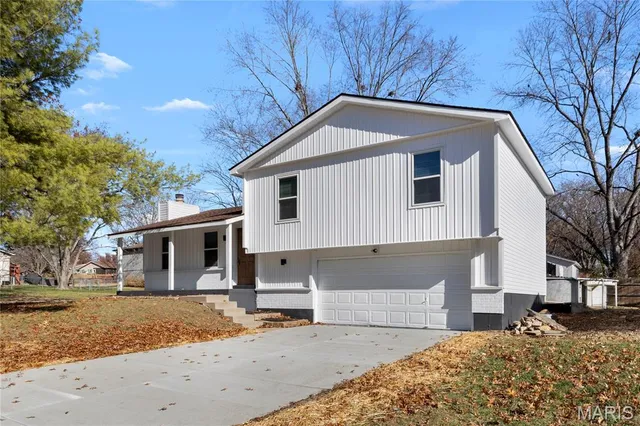 $325,000 | 512 Chele Drive, St. Charles, MO 63304