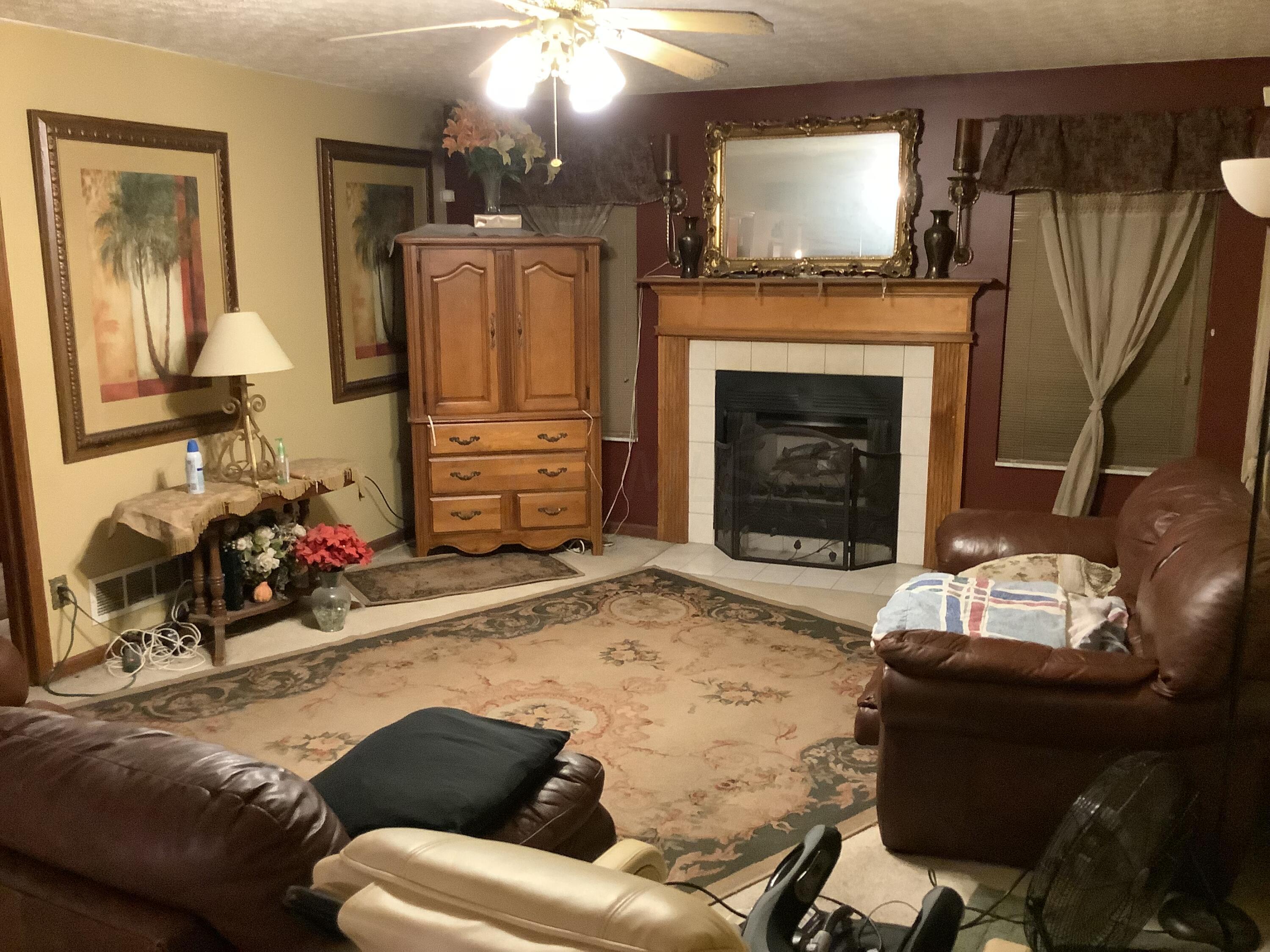 8056 Rodebaugh Road Reynoldsburg, OH 43068 - Photo 15 of 39 Family room