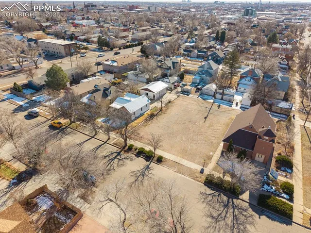 a picture of street light